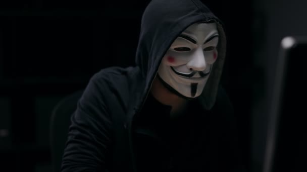 Hacker desconocido en máscara — Vídeos de Stock