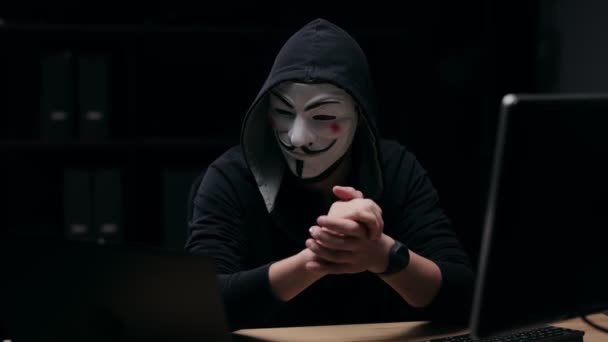 Mężczyzna haker w maska — Wideo stockowe