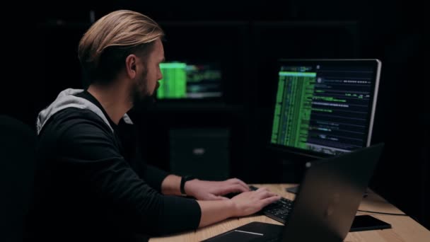 Masculino trabalhando em computadores — Vídeo de Stock
