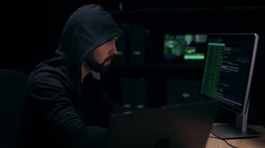 Sakallı Erkek Hacker Daktilo