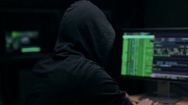 Erkek Hacker Arka Görünümü