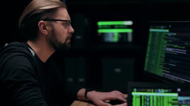 Erkek Hacker Daktilo