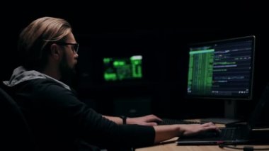 Erkek Hacker Daktilo