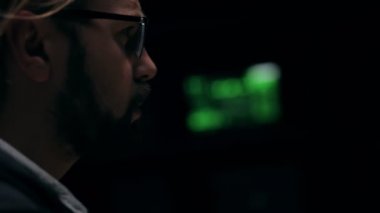 Hacker Ekranlara Bakıyor