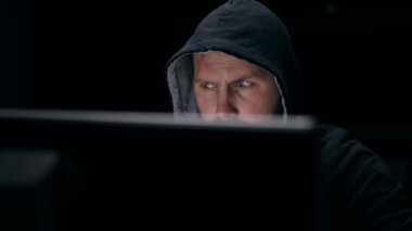 Erkek Monitörlere Bakıyor