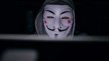 Maskeli Erkek Hacker