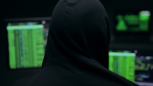 Hombre Hacker Vista trasera — Vídeo de stock