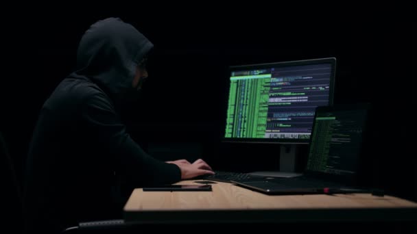 Hacker Berkerudung Mengetik — Stok Video