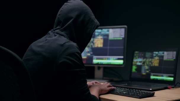 Férfi hacker Vissza Megtekintés — Stock videók