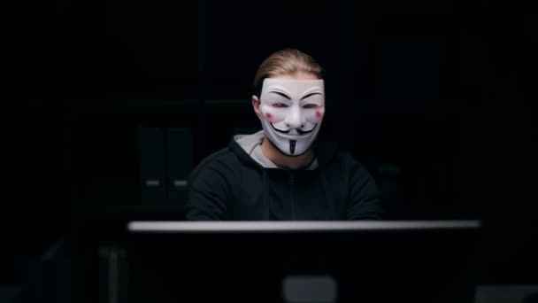 Macho hacker en máscara — Vídeo de stock