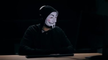 Maskeli adam.