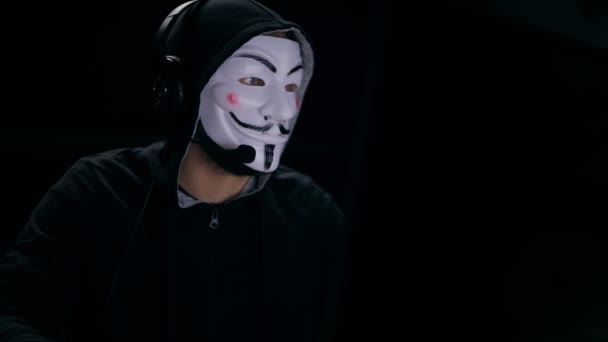 마스크를 쓴 사람 — 비디오