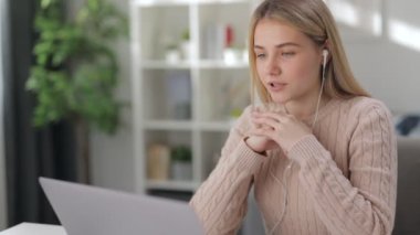 Öğrenci laptopta görüntülü sohbet yapıyor