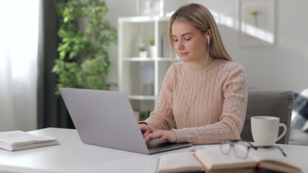 Mujer estudiando en el portátil en la mesa — Vídeo de stock