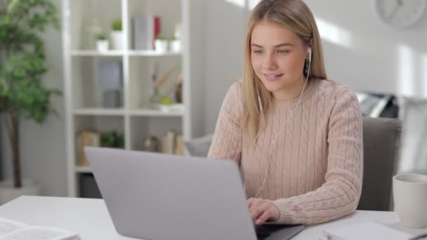 Mulher tendo on-line estudar em casa — Vídeo de Stock