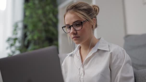 Vrouw ontspannen thuis en met behulp van laptop — Stockvideo