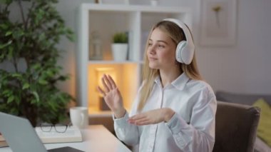 Online eğitim sırasında ara veren kadın