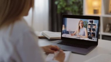 Bilgisayardan online ders izleyen öğrenci