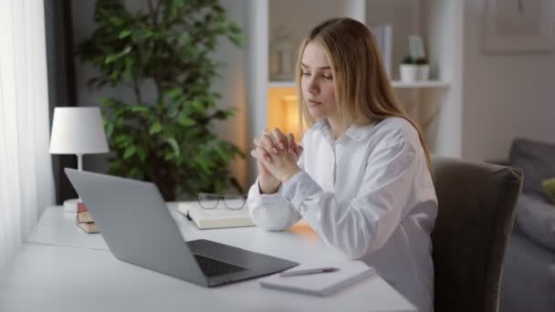 Nő birtoklás video chat -on laptop — Stock videók