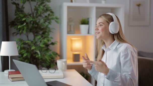 Vrouw die plezier heeft tijdens het studeren thuis — Stockvideo