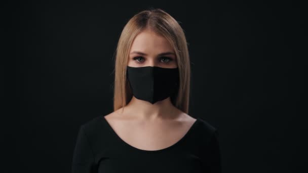 Siyah arka planda maskeli kadın portresi — Stok video