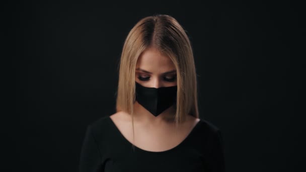 Kobieta pozowanie w studio w czarnej masce — Wideo stockowe