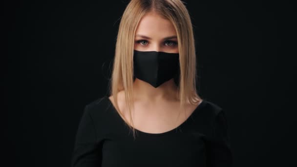 Koruyucu maskeli bir kadın kağıt torbalar tutuyor. — Stok video