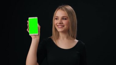 Boş ekranlı akıllı telefon kullanan kadın