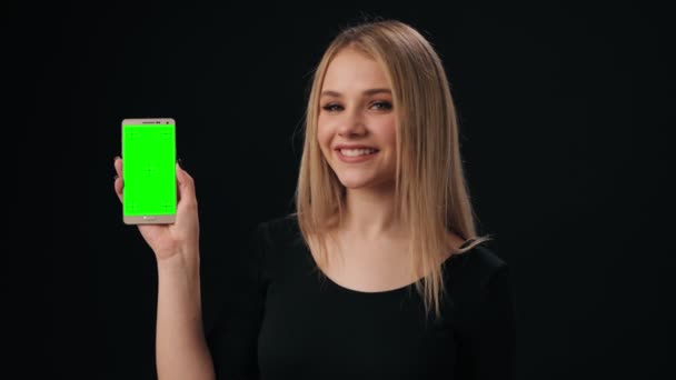 Donna che tiene Smartphone con schermo verde — Video Stock