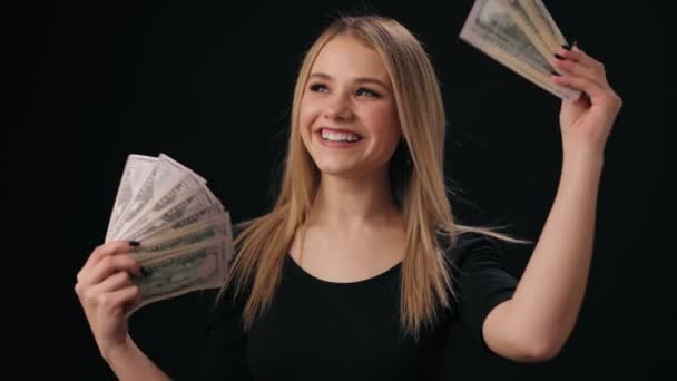 Wanita bahagia memegang uang kertas — Stok Video