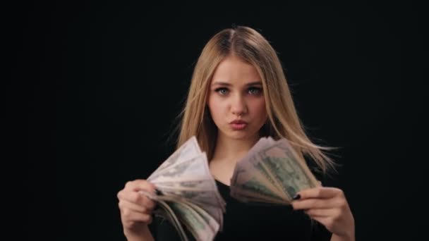 Wanita bersemangat memegang uang tunai — Stok Video