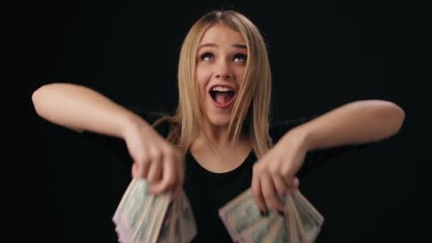 Женщина выбрасывает долларовые купюры — стоковое видео