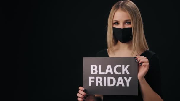 Femme en masque tenant signe avec Black Friday — Video