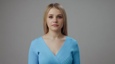 Heyecanlı kadın el çırpıyor