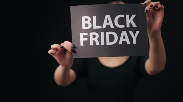 Mulher em máscara médica mostrando sinal de Black Friday — Vídeo de Stock