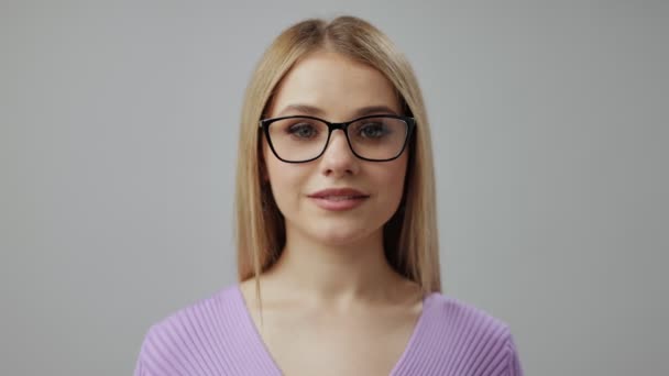 Woman defocusing while taking off glasses — Stock Video