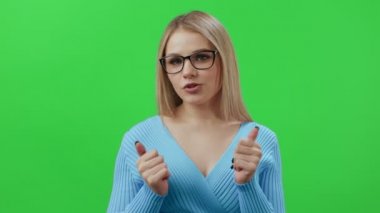 Renkli anahtar arka planında bir şeyi açıklayan bir etken