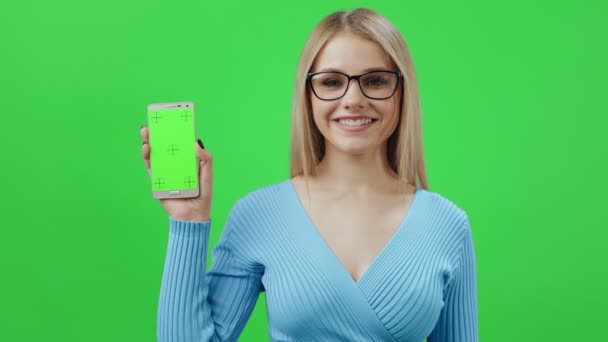 Mantenimento cellulare femminile con schermo verde — Video Stock
