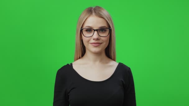 Příjemná žena v brýlích přes zelené pozadí — Stock video