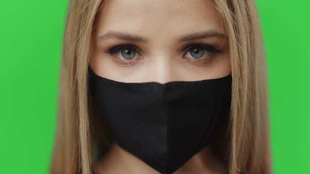 Närbild av kvinna bär svart medicinsk mask — Stockvideo