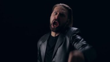 Kızgın haydut silahla tehdit ediyor.