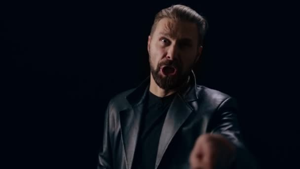 Pria emosional dengan pistol berteriak di studio — Stok Video