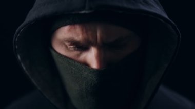 Siyah maske ve başlık takan kötü adamlara yakın durun.