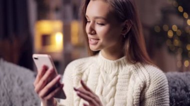 Akıllı telefonda görüntülü konuşma yapan bir kadın.