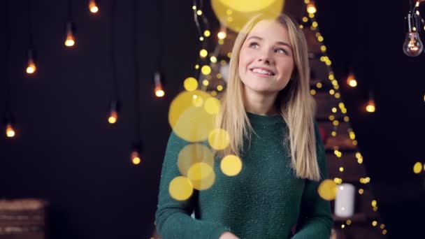 Mulher atraente desfrutando de decoração de Natal no quarto — Vídeo de Stock