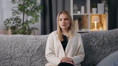 Baş ağrısı çeken genç bir kadın.