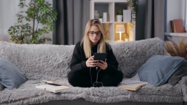 Evde ders çalışmak için tablet kullanan kadın