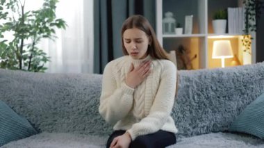 Genç esmer, evde öksürüyor.