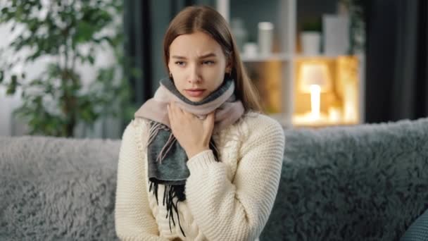 女性でスカーフ咳オンソファ — ストック動画