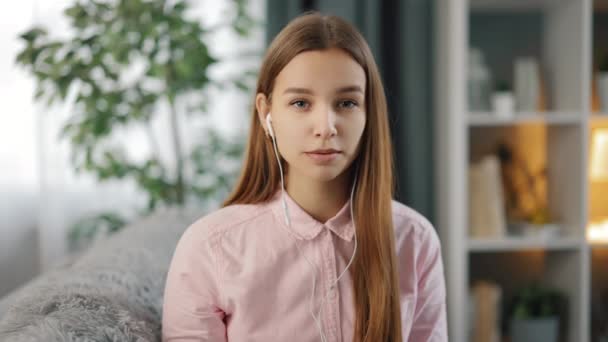 Mujer en auriculares hablando durante el chat de vídeo — Vídeo de stock